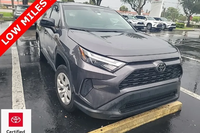 2023 Toyota RAV4 LE photo 1