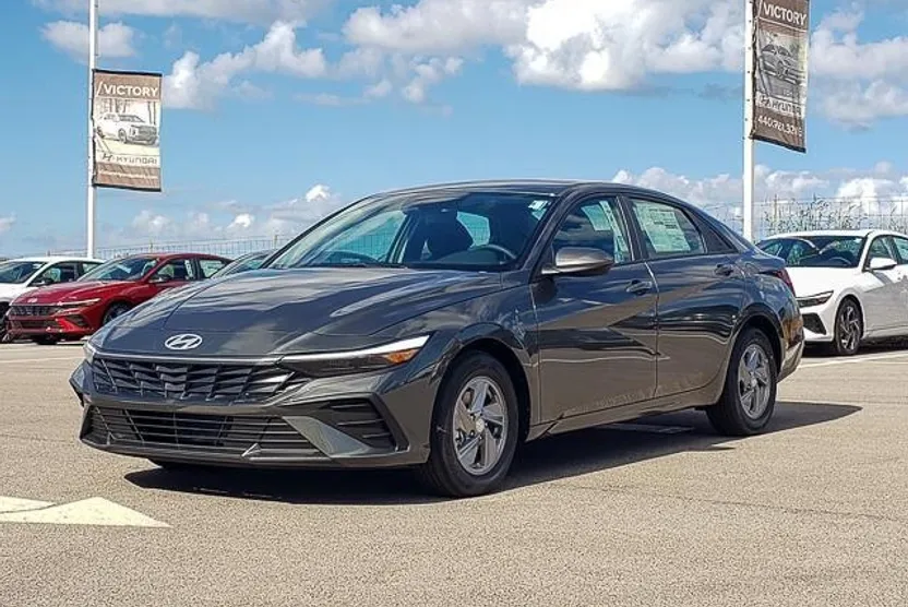 2025 Hyundai Elantra SE photo 1