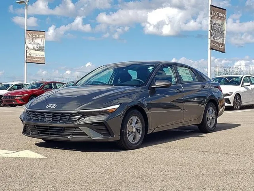 2025 Hyundai Elantra SE photo 1