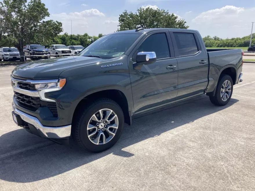 2025 Chevrolet Silverado 1500 LT photo 1