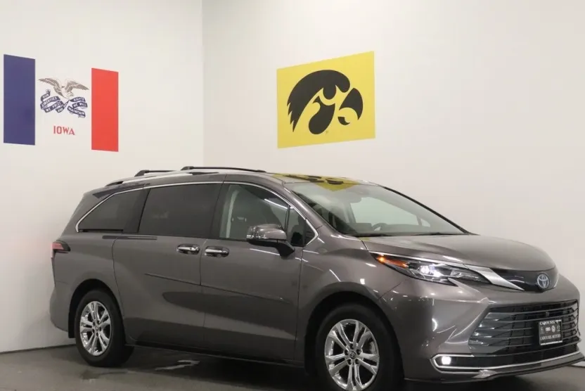 2024 Toyota Sienna Platinum photo 1