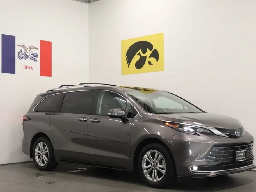 2024 Toyota Sienna Platinum photo 1