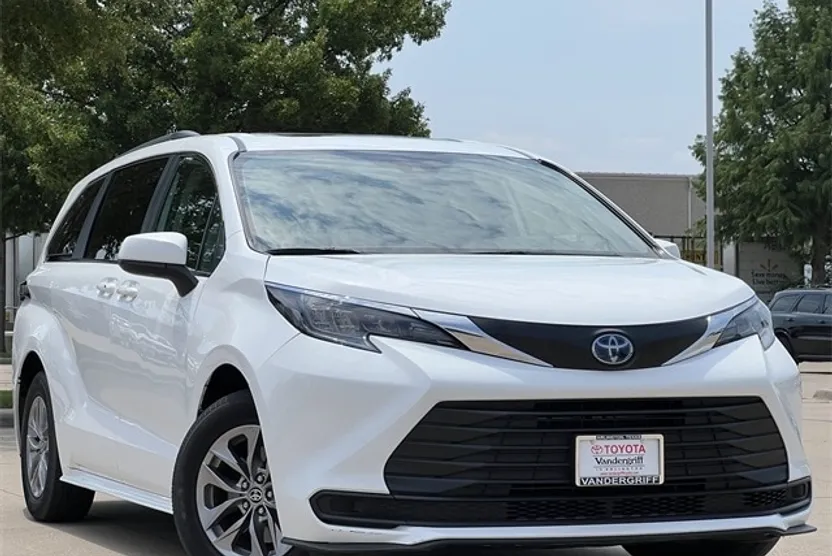 2024 Toyota Sienna LE photo 1