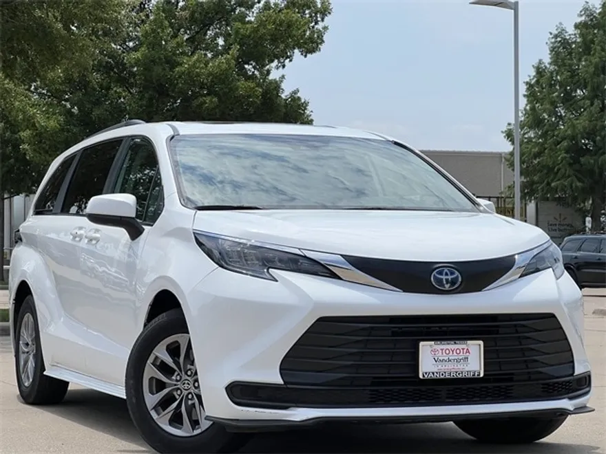 2024 Toyota Sienna LE photo 1