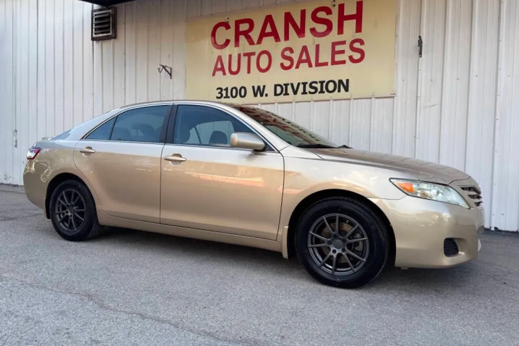 2011 Toyota Camry LE photo 1