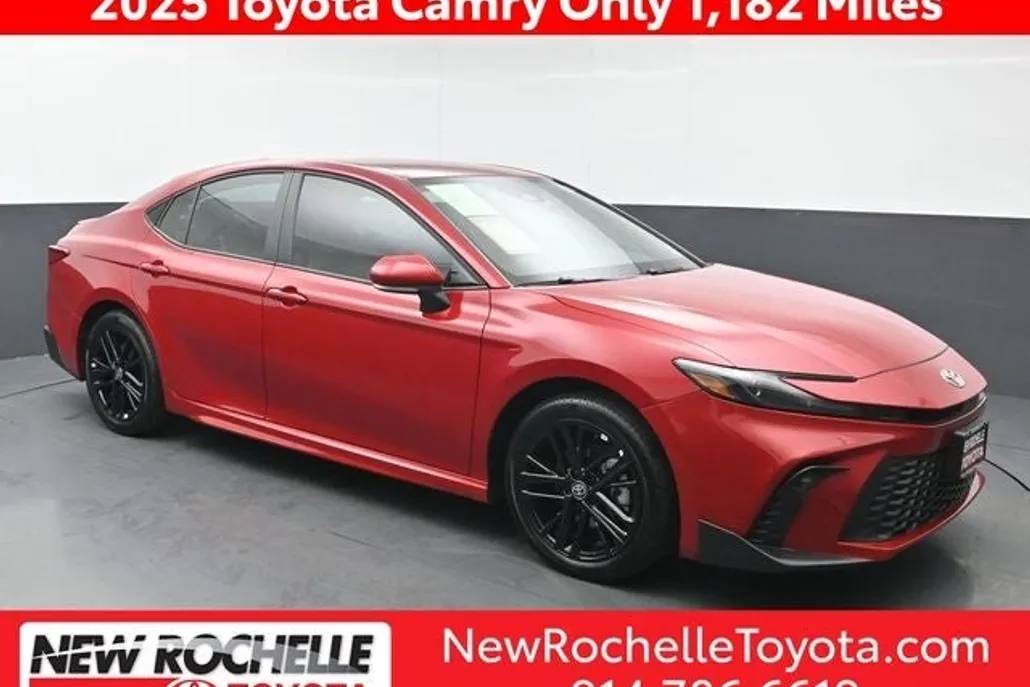 2025 Toyota Camry SE photo 1