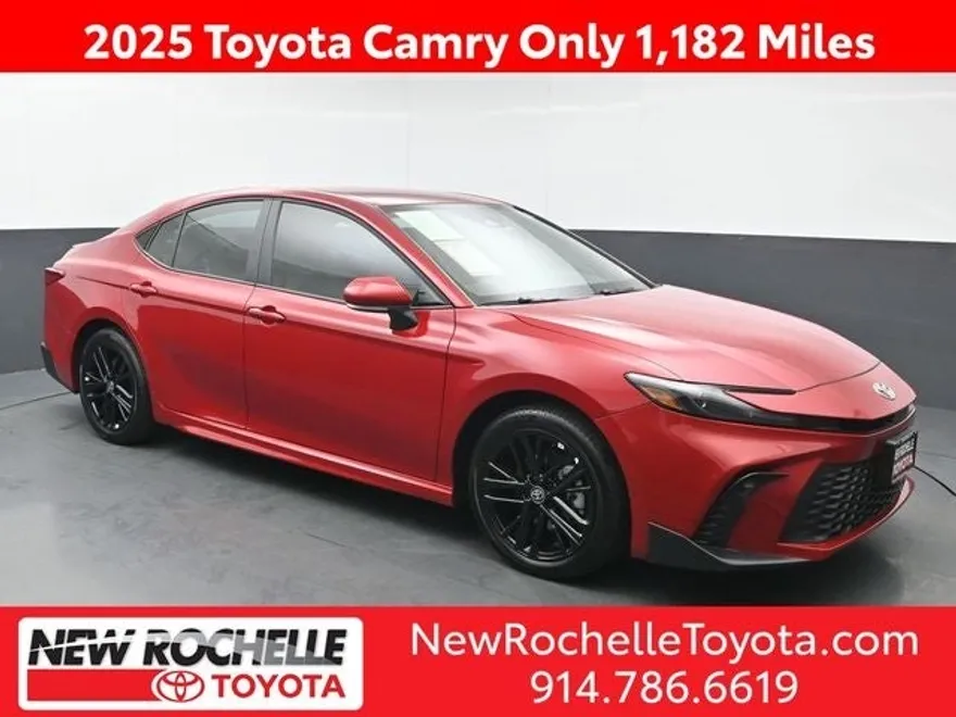 2025 Toyota Camry SE photo 1