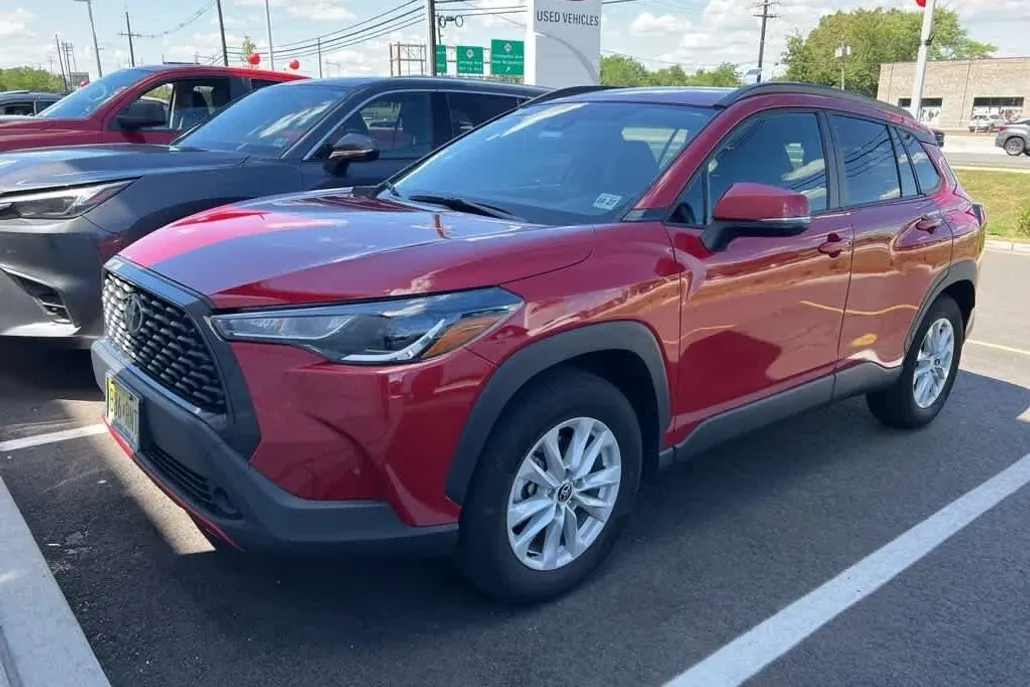 2022 Toyota Corolla Cross LE photo 1