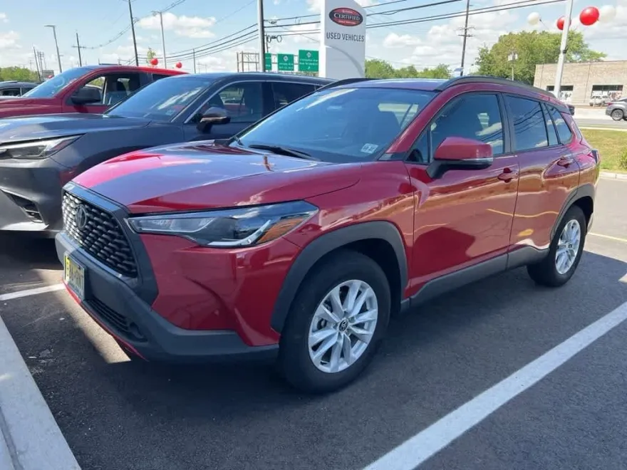 2022 Toyota Corolla Cross LE photo 1