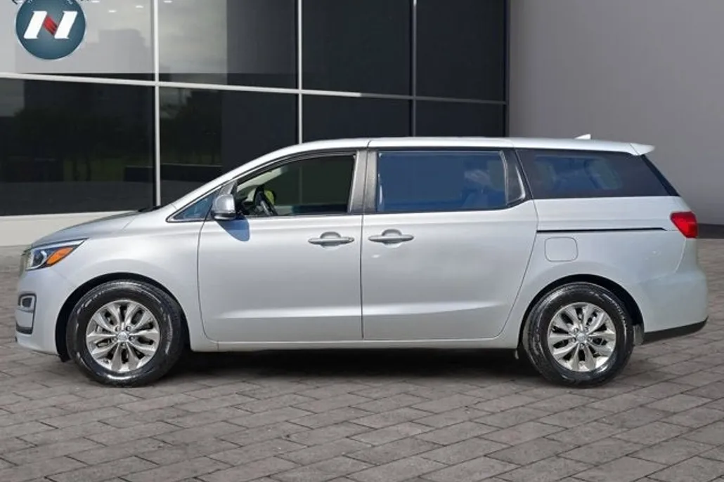 2019 Kia Sedona L photo 1