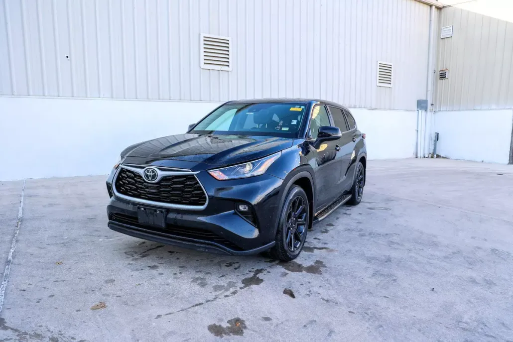 2024 Toyota Highlander LE photo 1