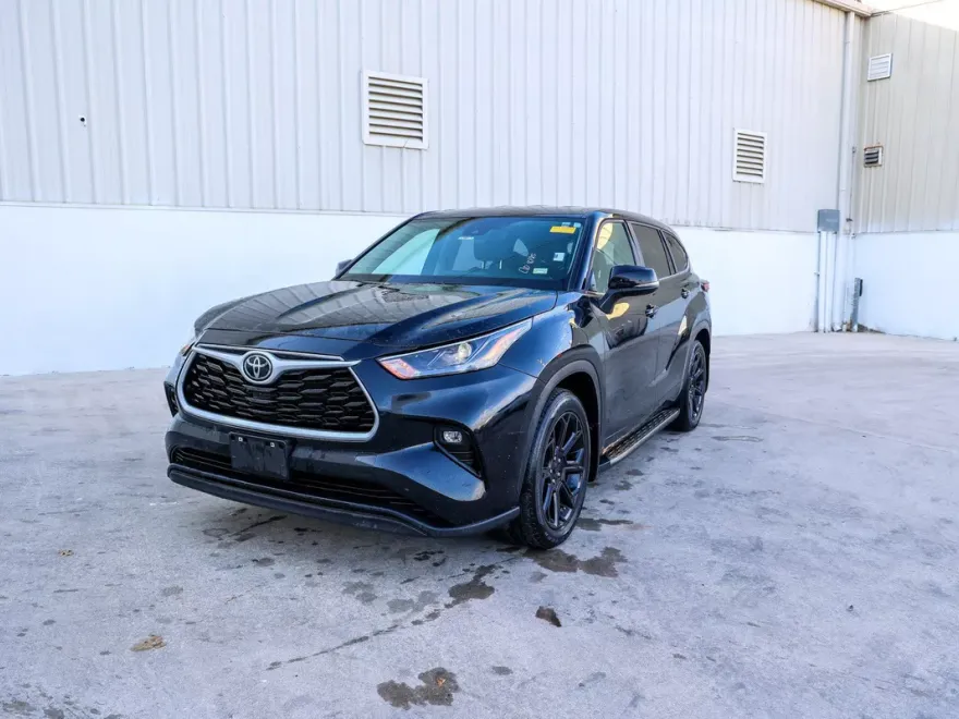 2024 Toyota Highlander LE photo 1