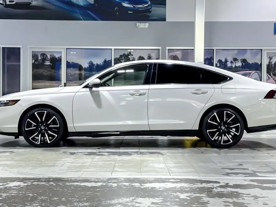 2023 Honda Accord Hybrid Touring photo 1