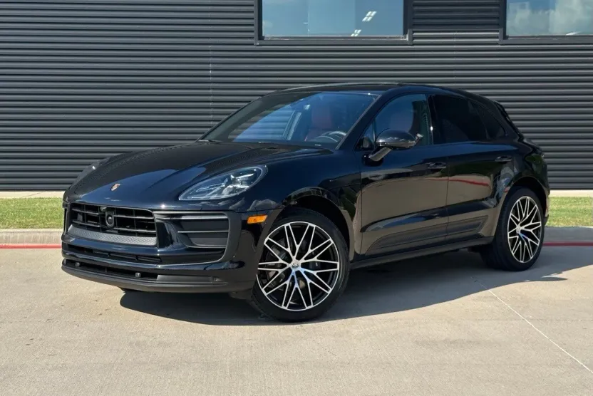 2026 Porsche Macan T photo 1