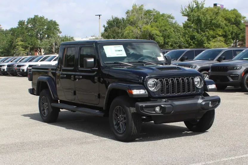 2025 Jeep Gladiator Sport S photo 1