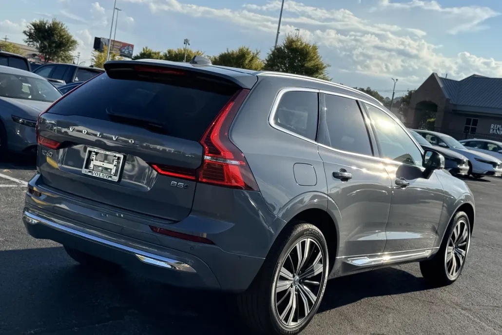 2023 Volvo XC60 B5 Plus photo 1