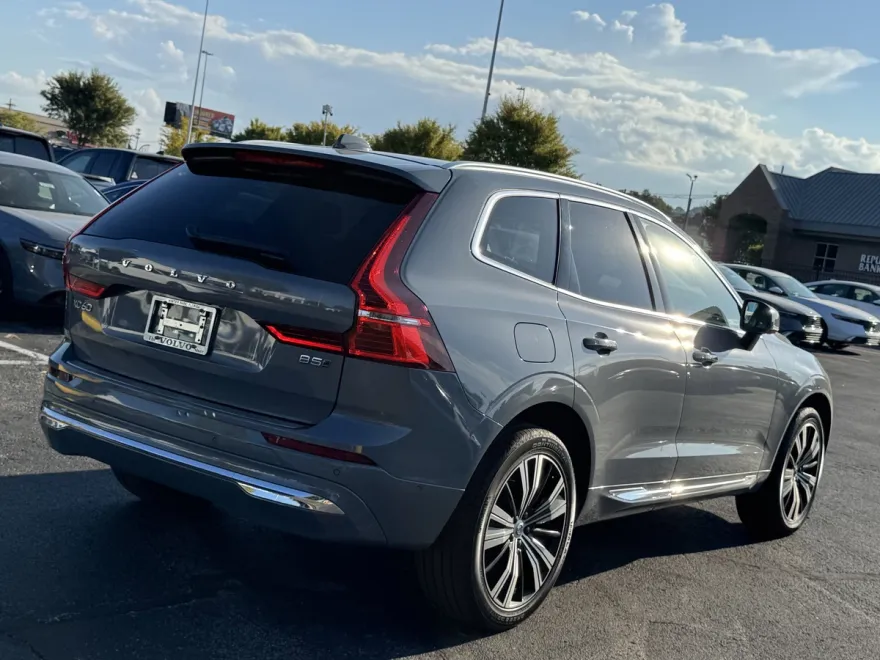 2023 Volvo XC60 B5 Plus photo 1