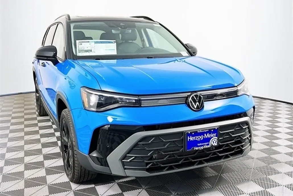 2025 Volkswagen Taos SE photo 1