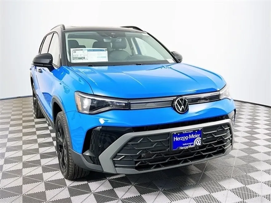 2025 Volkswagen Taos SE photo 1
