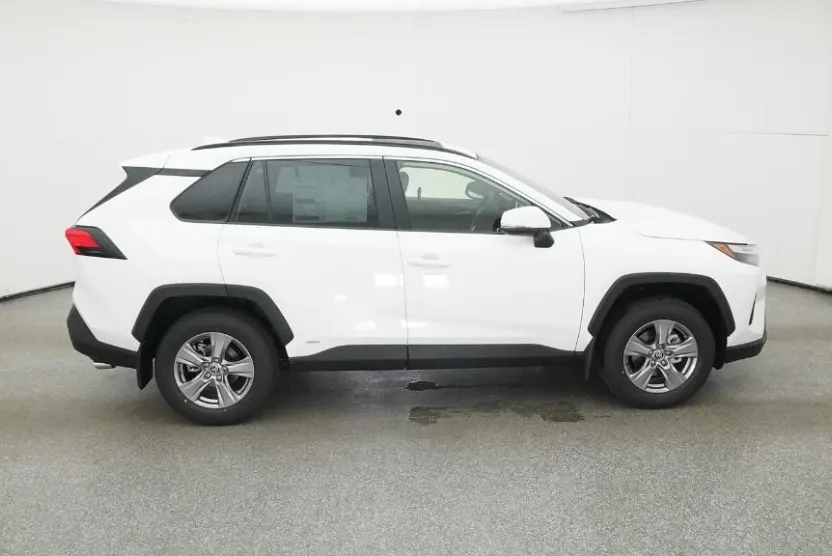 2025 Toyota RAV4 Hybrid XLE photo 1