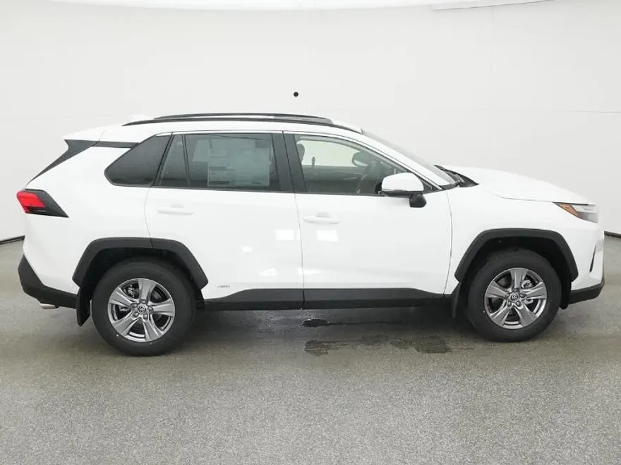 2025 Toyota RAV4 Hybrid XLE photo 1