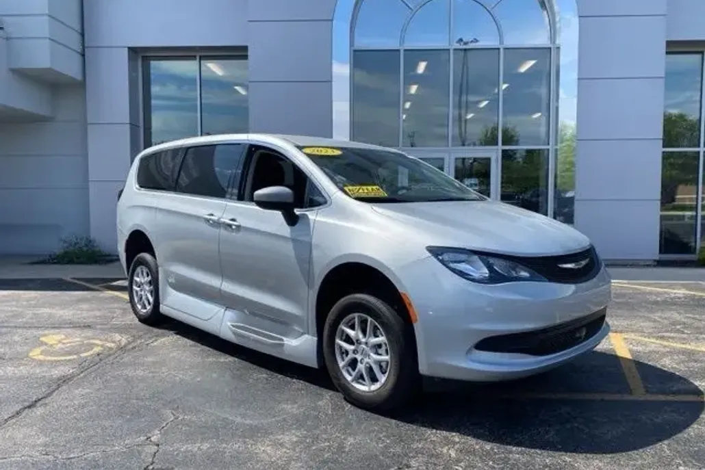 2023 Chrysler Voyager photo 1