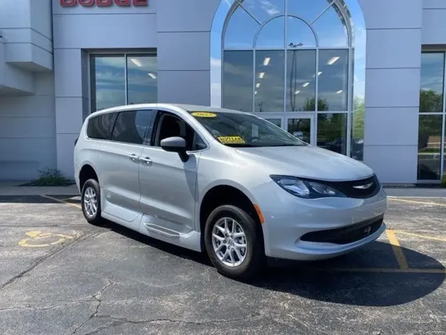 2023 Chrysler Voyager photo 1