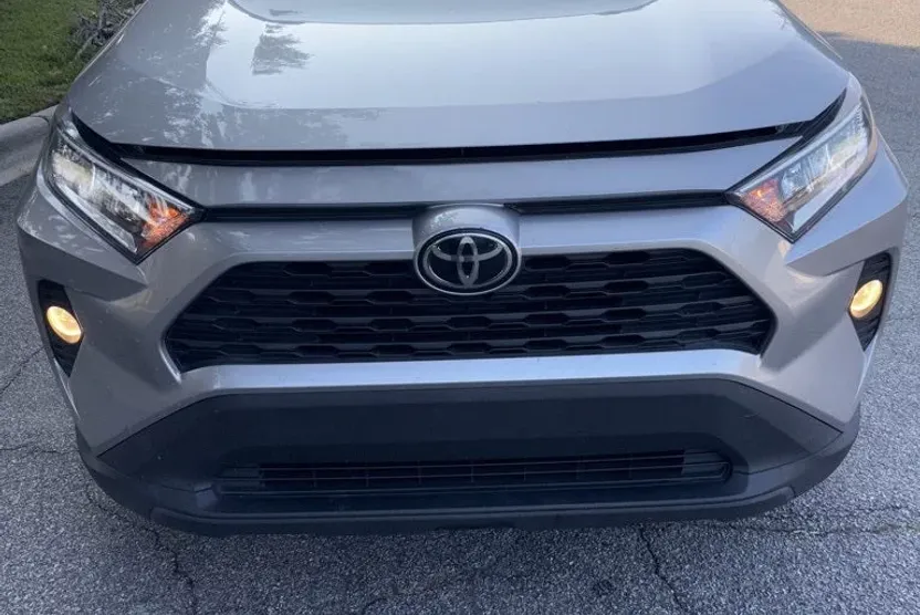 2021 Toyota RAV4 XLE photo 1