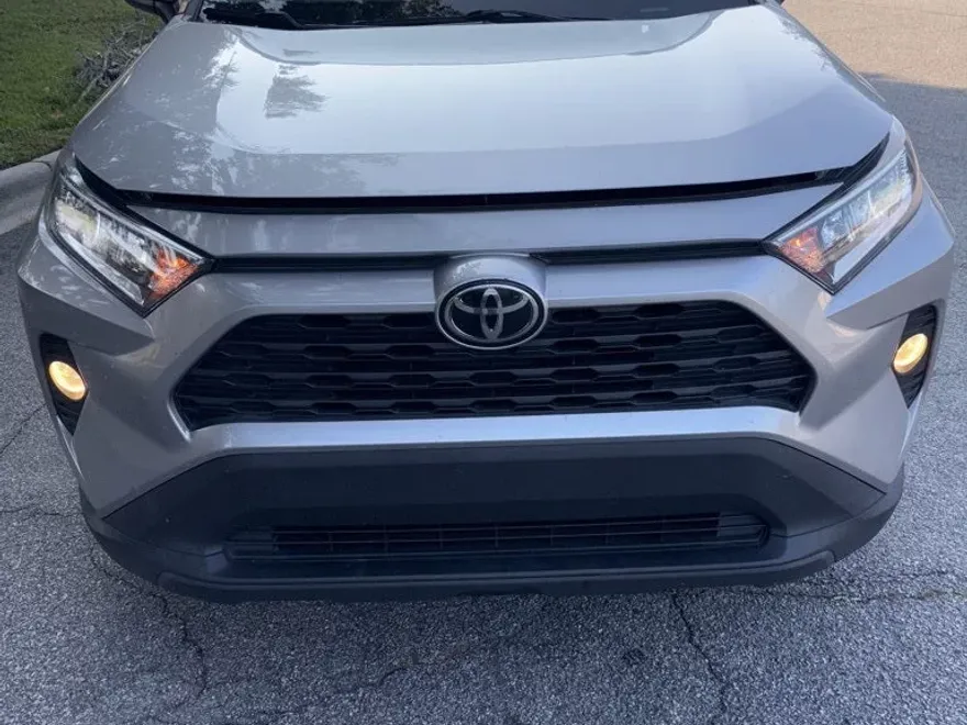 2021 Toyota RAV4 XLE photo 1