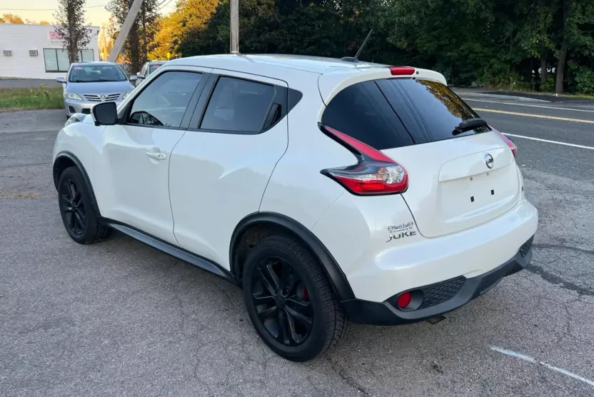 2015 Nissan Juke SV photo 1