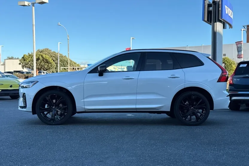 2026 Volvo XC60 B5 Black Edition photo 1