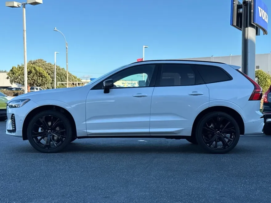 2026 Volvo XC60 B5 Black Edition photo 1