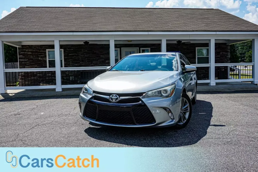 2017 Toyota Camry LE photo 1