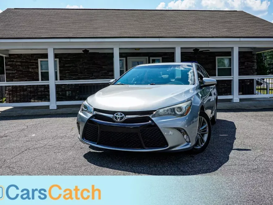 2017 Toyota Camry LE photo 1