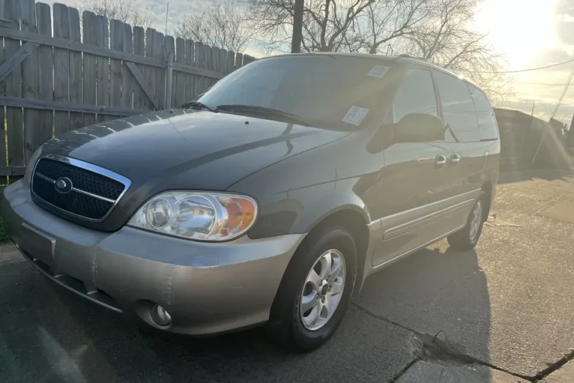 2005 Kia Sedona EX photo 1