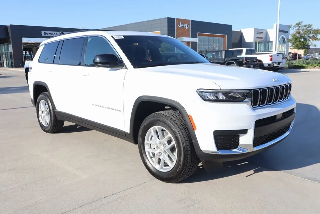 2025 Jeep Grand Cherokee Laredo photo 1