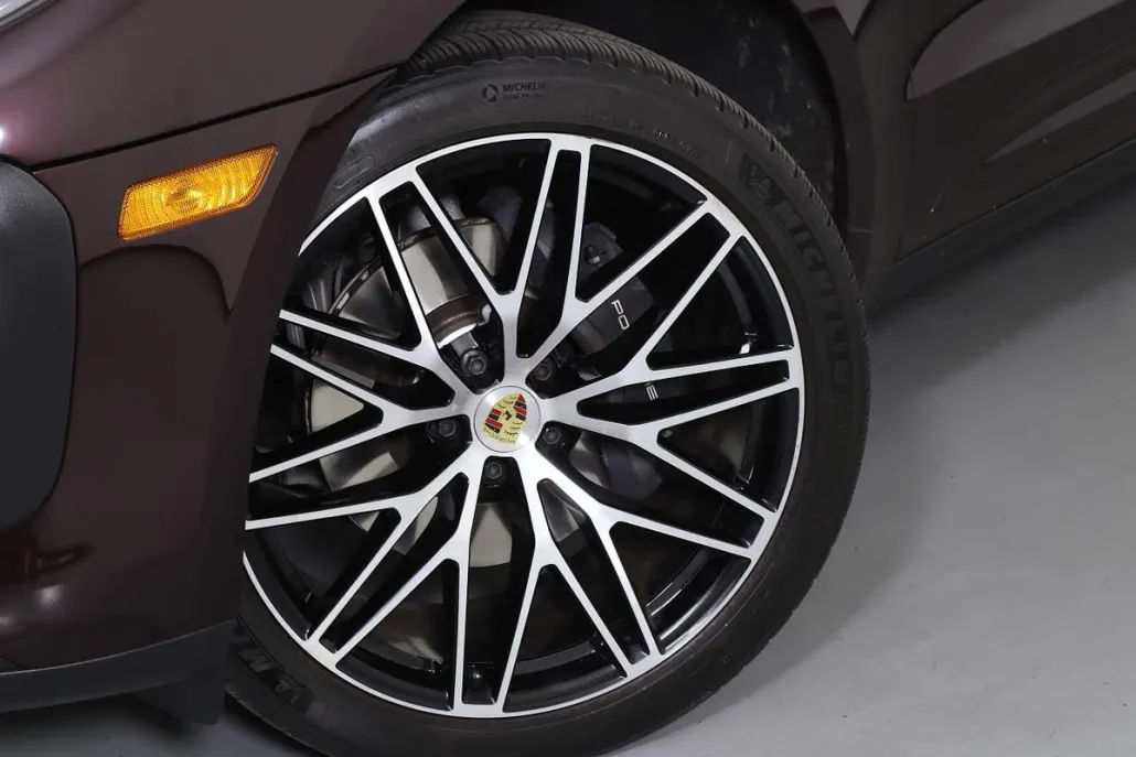 2024 Porsche Macan T photo 1