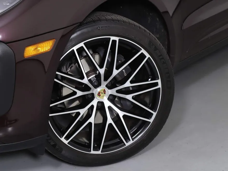 2024 Porsche Macan T photo 1