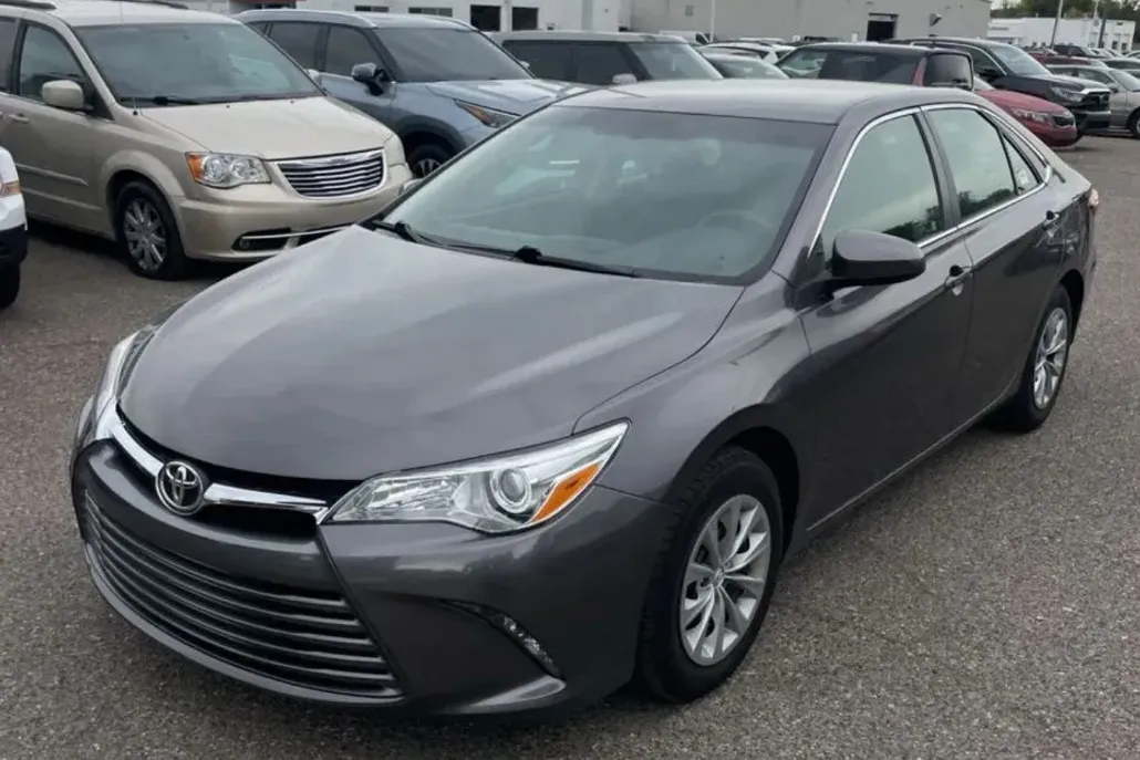 2015 Toyota Camry LE photo 1
