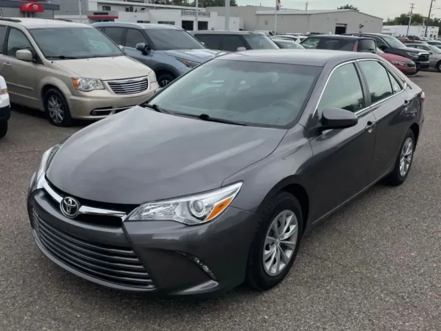 2015 Toyota Camry LE photo 1