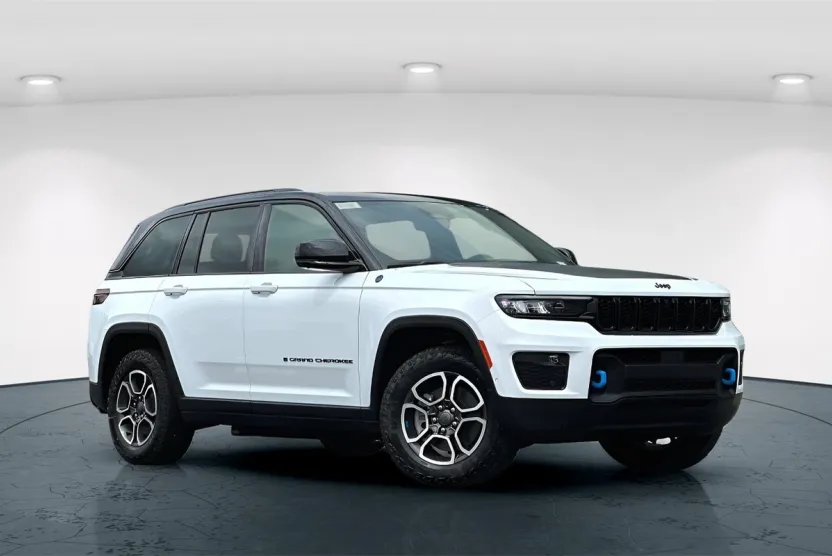 2023 Jeep Cherokee Trailhawk 4xe photo 1