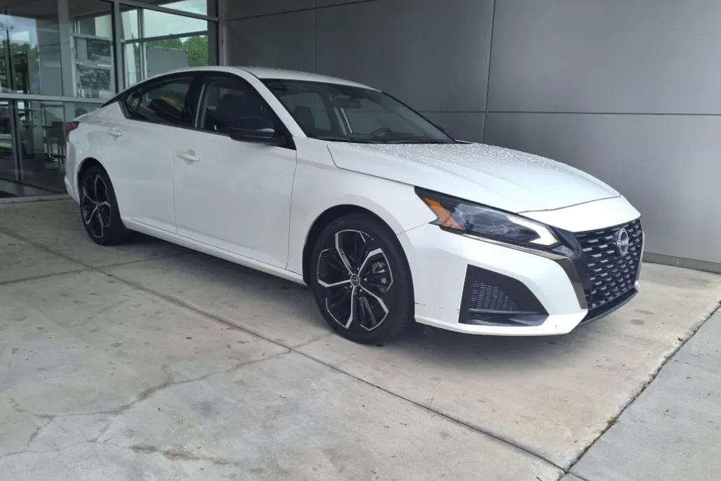 2023 Nissan Altima 2.5 SR photo 1