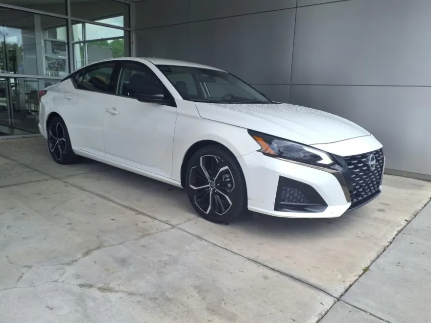 2023 Nissan Altima 2.5 SR photo 1