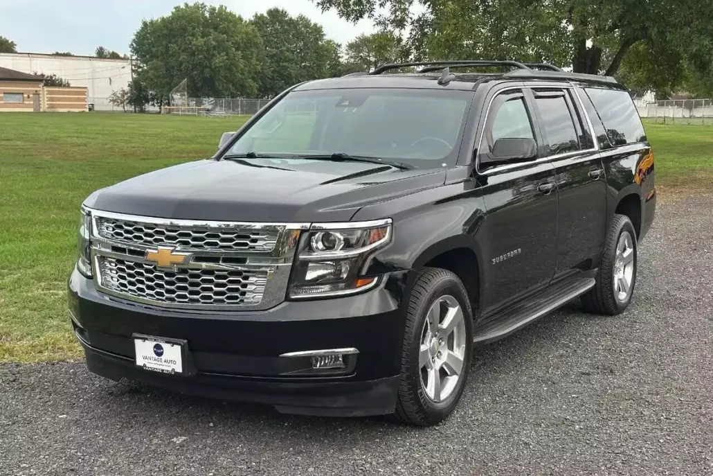 2016 Chevrolet Suburban LT photo 1