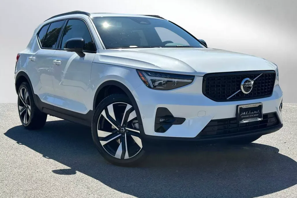 2025 Volvo XC40 Plus photo 1