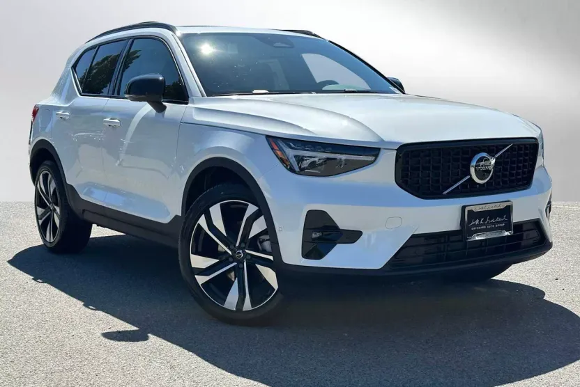 2025 Volvo XC40 Plus photo 1