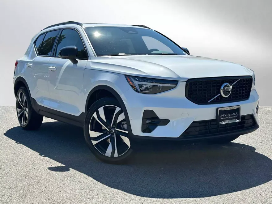 2025 Volvo XC40 Plus photo 1