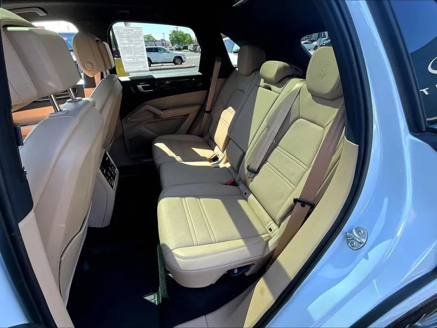 2023 Porsche Cayenne Platinum Edition photo 25
