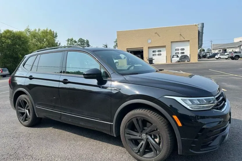 2023 Volkswagen Tiguan SE R-Line Black photo 1