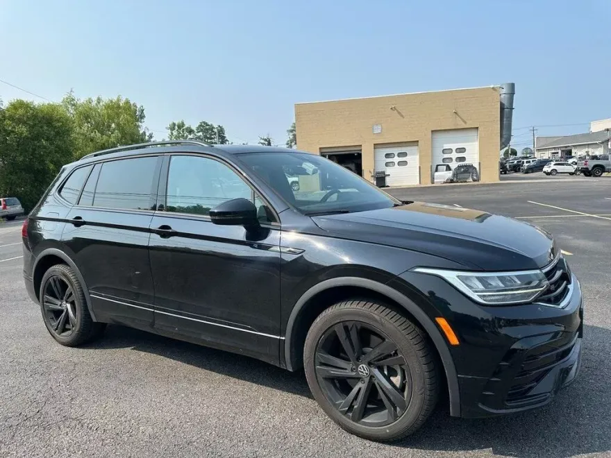 2023 Volkswagen Tiguan SE R-Line Black photo 1